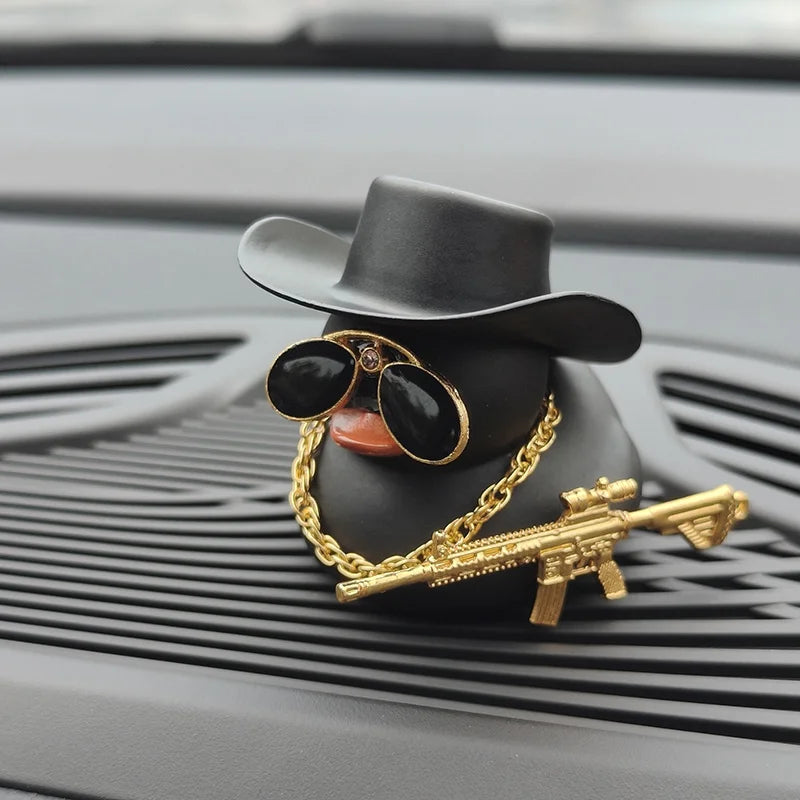 Chapéu de cowboy patos na moda painel do carro decoração pato de borracha escritório decoração do carro ornamento pato preto com óculos de sol colar