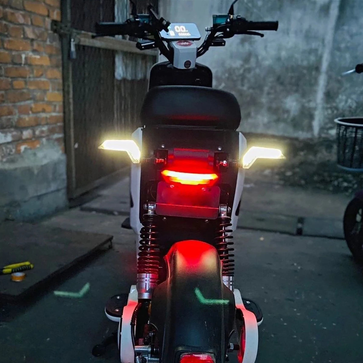 Lâmpada de Sinalização para Motocicleta 2x, LED de Duas Cores, Efeito Dinâmico de Direção, Lâmpada de Advertência Anticolisão para Acessórios de ATV