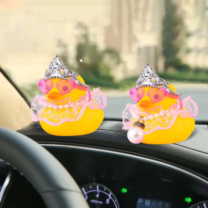 Decoração de painel de carro de pato de borracha, ornamento de carro de pato com coroa saia de renda rosa colar óculos para acessórios de carro fofos