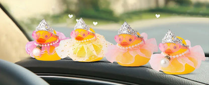 Decoração de painel de carro de pato de borracha, ornamento de carro de pato com coroa saia de renda rosa colar óculos para acessórios de carro fofos