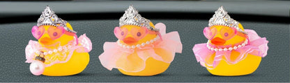 Decoração de painel de carro de pato de borracha, ornamento de carro de pato com coroa saia de renda rosa colar óculos para acessórios de carro fofos
