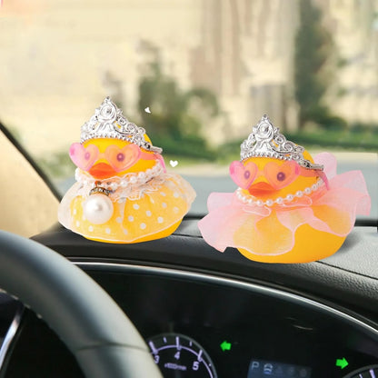 Decoração de painel de carro de pato de borracha, ornamento de carro de pato com coroa saia de renda rosa colar óculos para acessórios de carro fofos