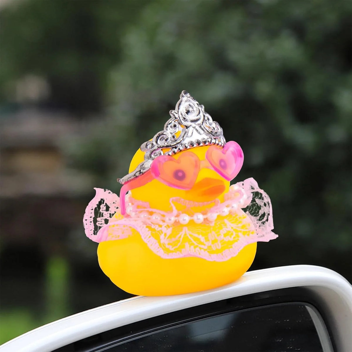 Decoração de painel de carro de pato de borracha, ornamento de carro de pato com coroa saia de renda rosa colar óculos para acessórios de carro fofos